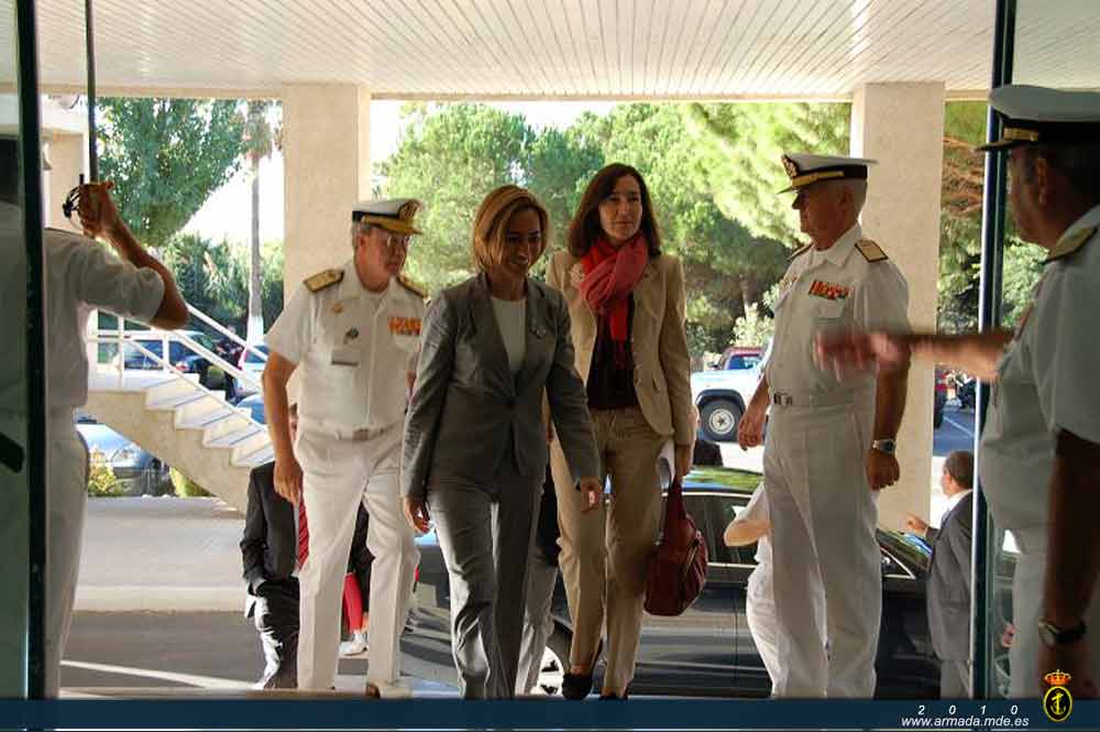 La ministra de Defensa Carme Chacón acompañada por autoridades civiles y militares es recibida por el Almirante de la Flota
